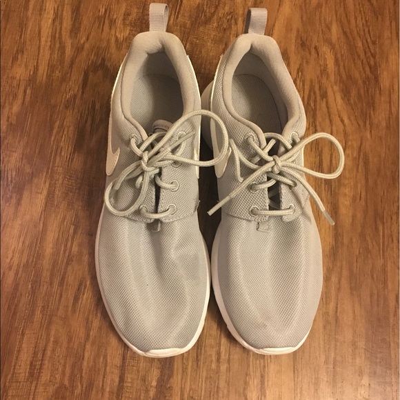 Nike Shoes - Nike Roshe Sneakers